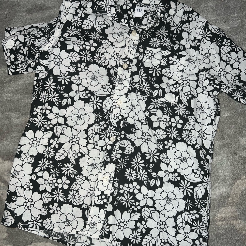 Boys GAP LIKE NEW black floral Hawaiian shirt